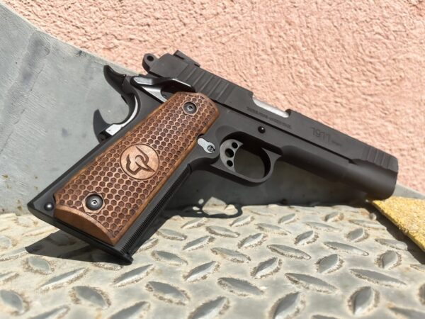 PLAQUETTES BOIS PT1911 NID D'ABEILLE LOGO TAURUS – Image 2